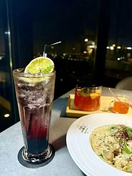 不用人擠人！桃園龍潭夜景新秘境，超放鬆「見山」約會首選