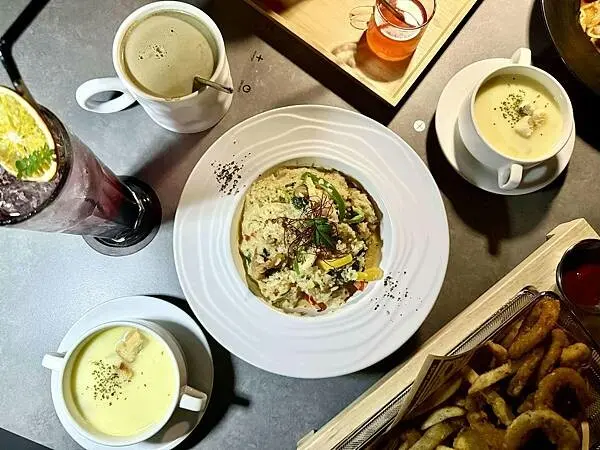 不用人擠人！桃園龍潭夜景新秘境，超放鬆「見山」約會首選