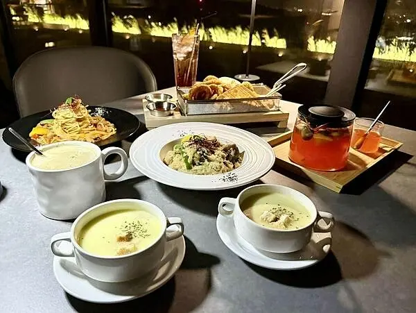 不用人擠人！桃園龍潭夜景新秘境，超放鬆「見山」約會首選