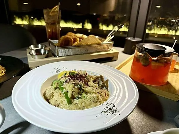 不用人擠人！桃園龍潭夜景新秘境，超放鬆「見山」約會首選