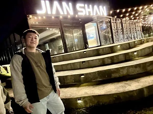 不用人擠人！桃園龍潭夜景新秘境，超放鬆「見山」約會首選