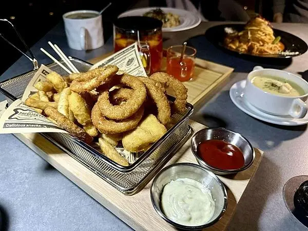 不用人擠人！桃園龍潭夜景新秘境，超放鬆「見山」約會首選