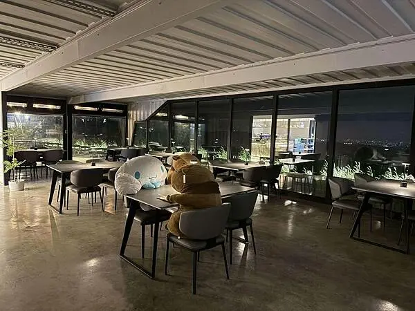 不用人擠人！桃園龍潭夜景新秘境，超放鬆「見山」約會首選