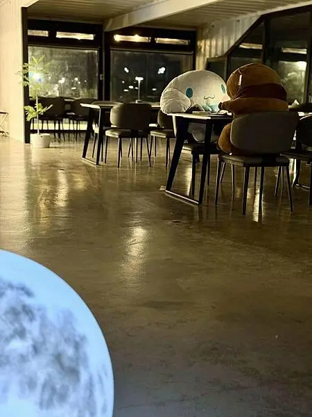 不用人擠人！桃園龍潭夜景新秘境，超放鬆「見山」約會首選