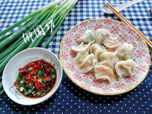 東門市場御園坊巷弄內美食，蘋果日報2017年菜評比冠軍水餃，嚴選食材現桿現包，皮Q餡鮮湯汁滿溢嘴裡|永康街|香菜水餃|胡天蘭極品美食100+▲女子的休假計劃▼