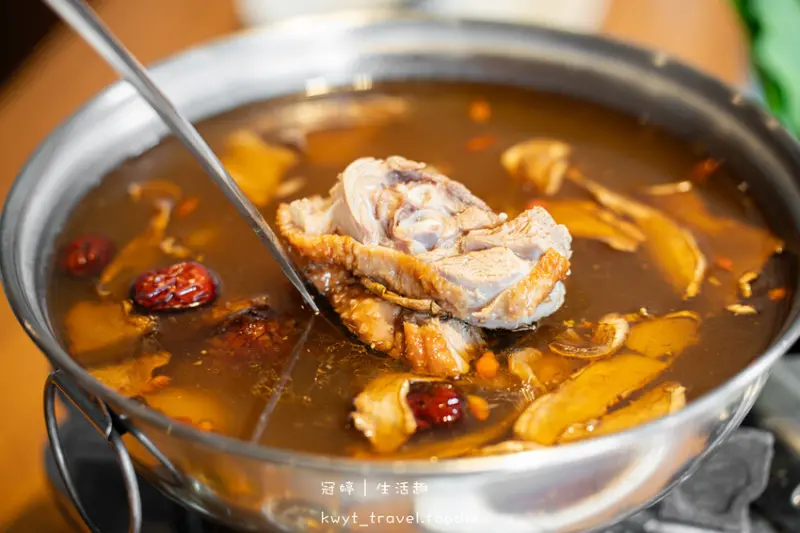 台中燒鵝_焱月燒鵝，在城堡吃燒鵝、麻油燒鵝火鍋，勤美綠園道美