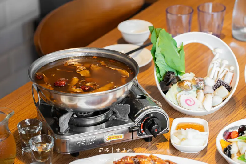 台中燒鵝_焱月燒鵝，在城堡吃燒鵝、麻油燒鵝火鍋，勤美綠園道美