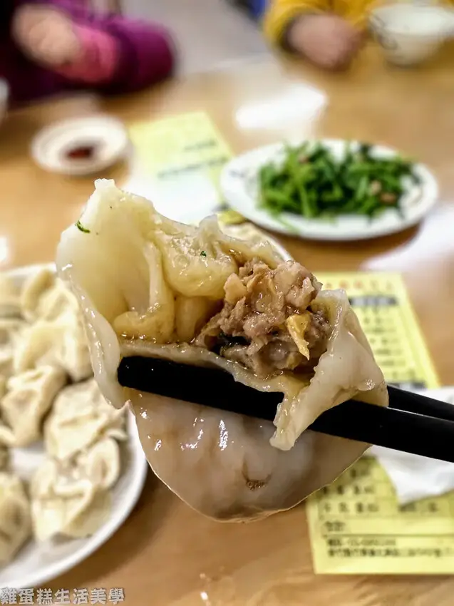 【新竹食記】中央大街餃子王 - 東北酸白菜餃子外皮Q彈內餡超
