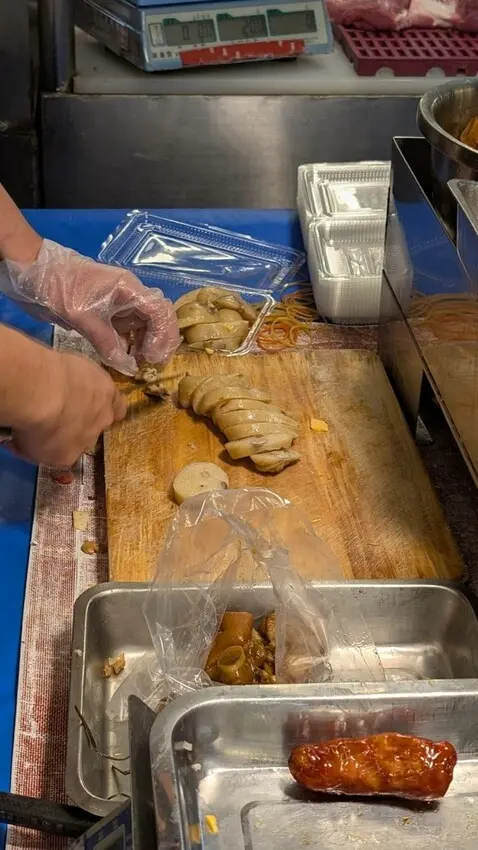 【台南傳統小吃】：小區腸將君_市場人氣美食，手工糯米腸、高粱