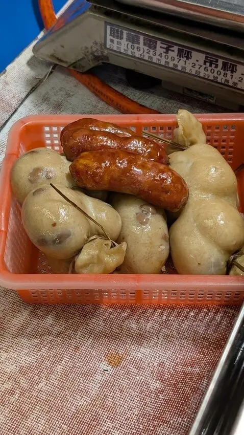 【台南傳統小吃】：小區腸將君_市場人氣美食，手工糯米腸、高粱