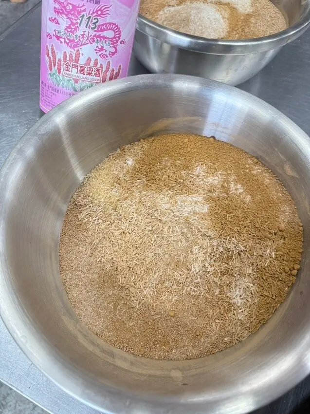 【台南傳統小吃】：小區腸將君_市場人氣美食，手工糯米腸、高粱