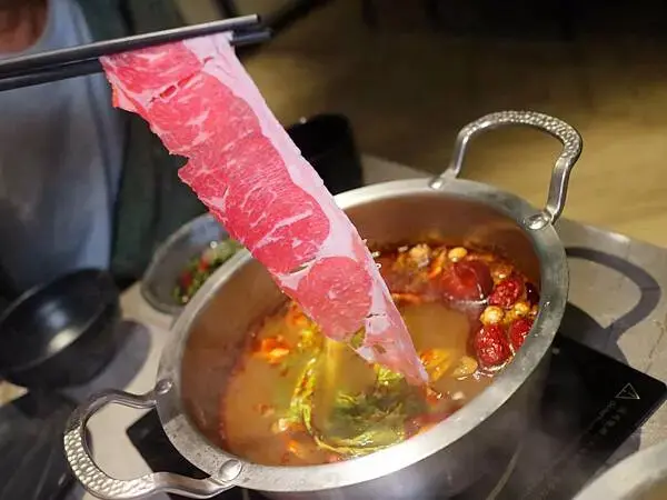 中山宵夜火鍋，一緒 旭鍋，火焰麻油鍋，還可吃到居酒屋料理的火