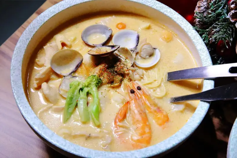 【幸福捷運站美食】新開幕！義匠義式湯麵-新莊昌明店，超級好吃