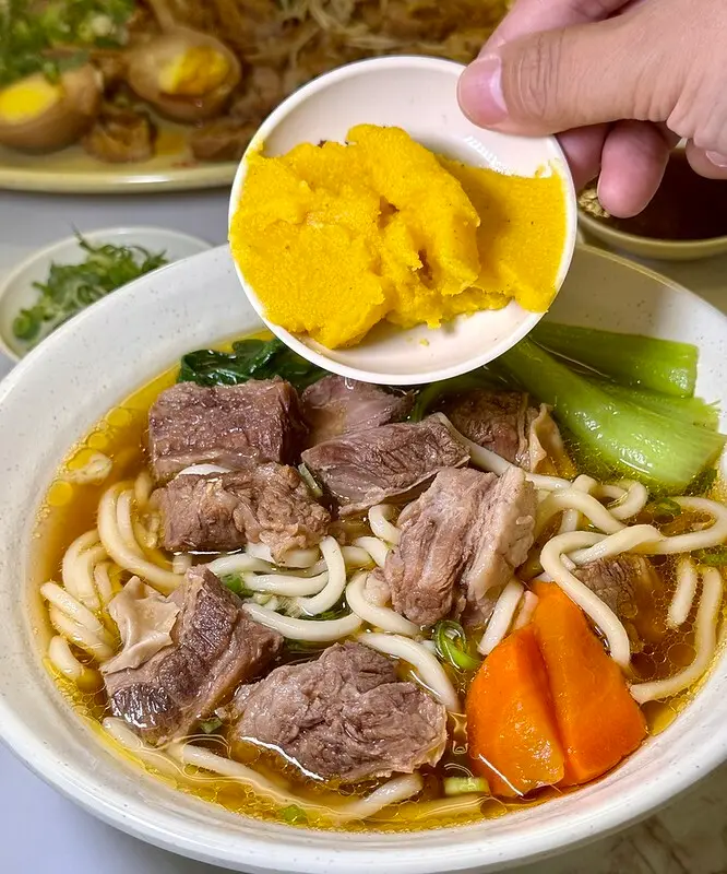 ▲新竹城隍廟美食推薦，有紅燒牛油、酸菜、辣醬、冰茶可以自行拿取 /小虎食夢網 提供、WalkerLand窩客島整理