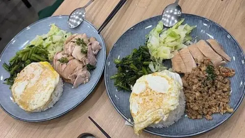 台中勤美商圈「老陳海南雞飯」免費雞湯喝到飽，吃飽再玩勤美聖誕村。