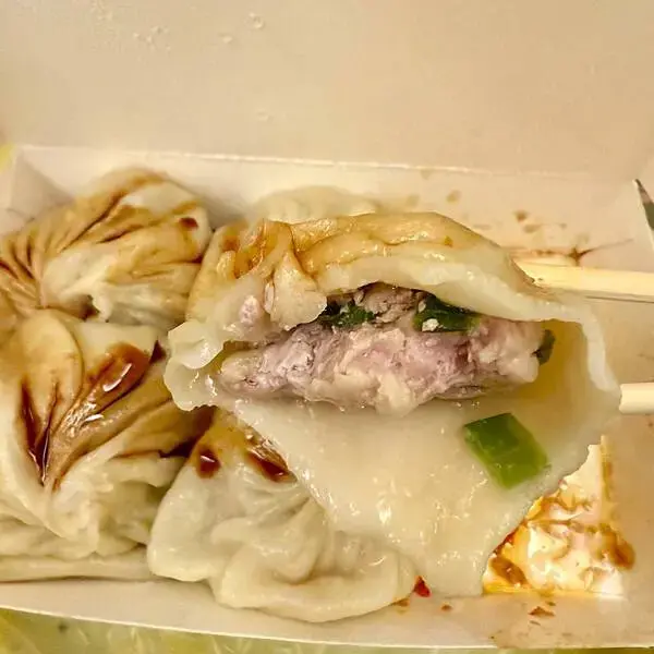 湯包控衝！中山路隱藏美食，皮薄湯多，辣椒搭配更絕配！