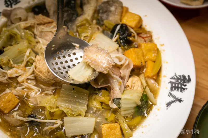 稚人酸菜魚-香酸均衡風味十足的酸菜魚太美味了，還有超狂的榴槤魚……啊娘喂啊～～也太母湯了!（邀約 @圍事小哥的幸福相框