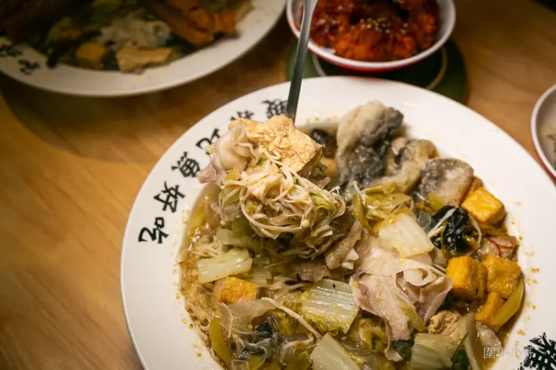 稚人酸菜魚-香酸均衡風味十足的酸菜魚太美味了，還有超狂的榴槤魚……啊娘喂啊～～也太母湯了!（邀約 @圍事小哥的幸福相框