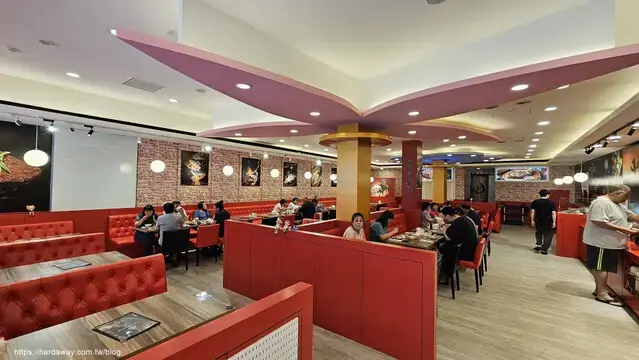 人从众厚切牛排館桃園中壢店用餐區