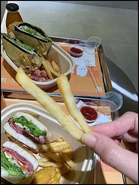 【台中西區公益路/勤美綠園道輕食推薦】【SOMI Light