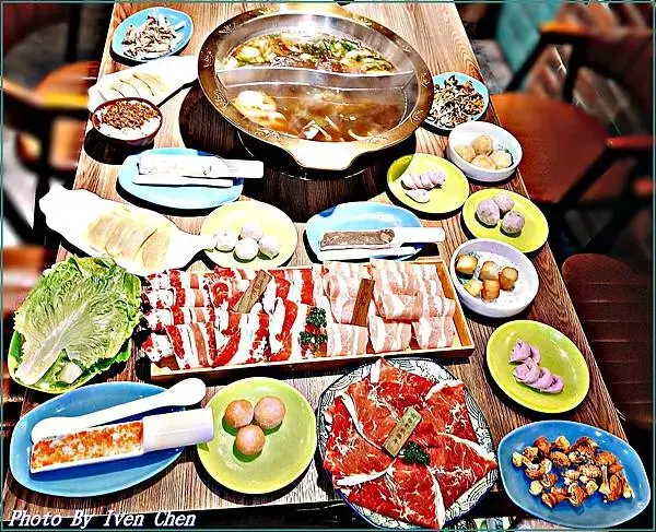 《新竹巨城美食推薦》現點現炒香濃石頭火鍋湯底/新竹宵夜人氣火