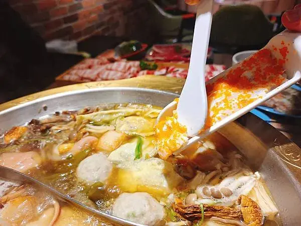 《新竹巨城美食推薦》現點現炒香濃石頭火鍋湯底/新竹宵夜人氣火