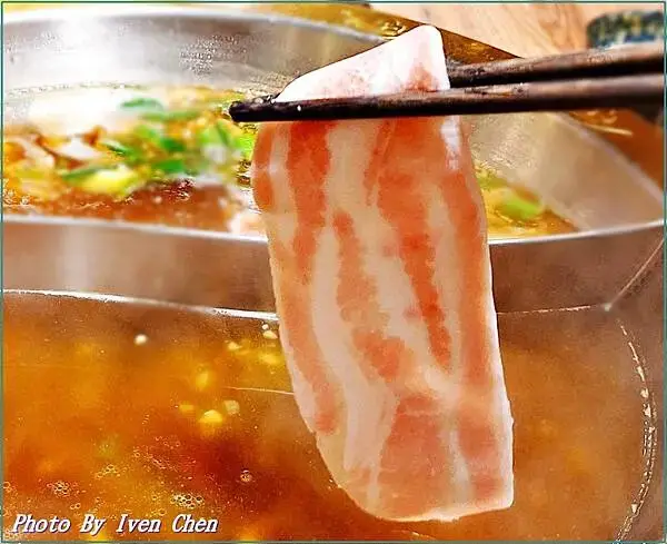 《新竹巨城美食推薦》現點現炒香濃石頭火鍋湯底/新竹宵夜人氣火