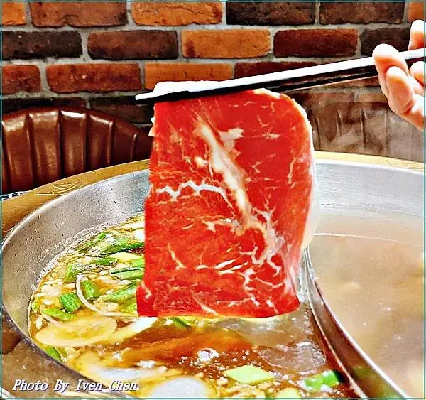 《新竹巨城美食推薦》現點現炒香濃石頭火鍋湯底/新竹宵夜人氣火