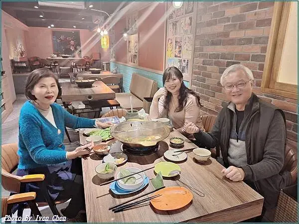 《新竹巨城美食推薦》現點現炒香濃石頭火鍋湯底/新竹宵夜人氣火