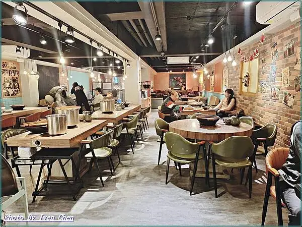 《新竹巨城美食推薦》現點現炒香濃石頭火鍋湯底/新竹宵夜人氣火