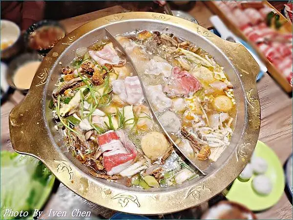 《新竹巨城美食推薦》現點現炒香濃石頭火鍋湯底/新竹宵夜人氣火