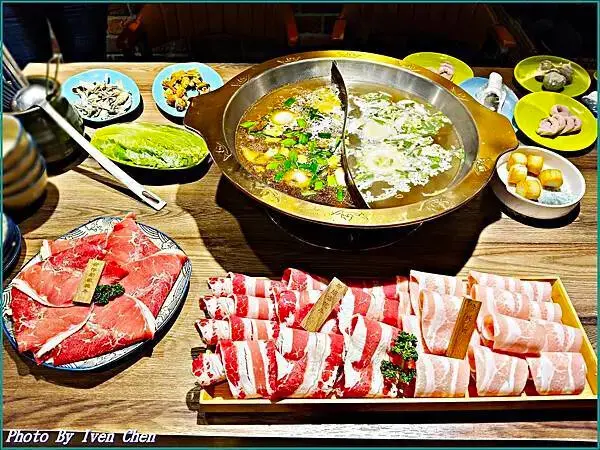 《新竹巨城美食推薦》現點現炒香濃石頭火鍋湯底/新竹宵夜人氣火