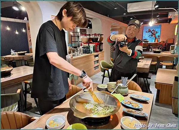 《新竹巨城美食推薦》年節聚餐宵夜現點現炒香濃石頭火鍋湯底/新