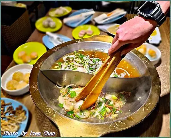 《新竹巨城美食推薦》現點現炒香濃石頭火鍋湯底/新竹宵夜人氣火