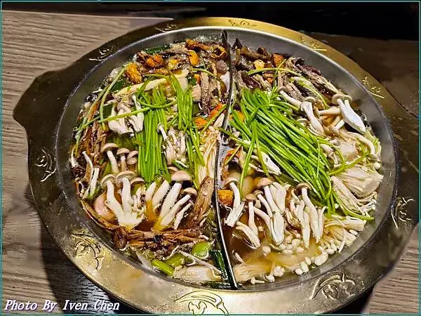 《新竹巨城美食推薦》年節聚餐宵夜現點現炒香濃石頭火鍋湯底/新