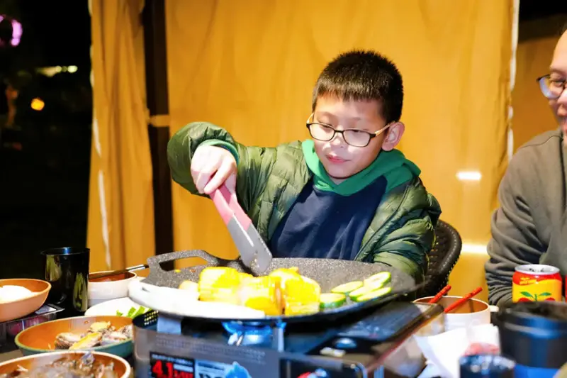 苗栗親子露營「一畝稻田露營區 」，免費搗麻糬、DIY棉花糖，
