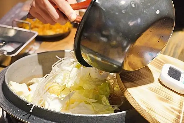 {台中美食}甩鍋雞볶찜韓式炒雞吃到飽-中友店，不分平假日只要