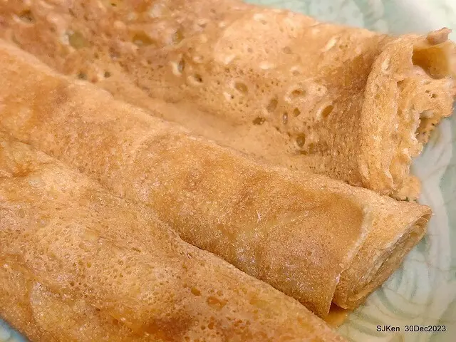 (高雄西子灣隧道口外美食)日式古早味「蛋板捲」--- 全台唯一古早味小吃，87歲高齡老先生風雨無阻獨賣。