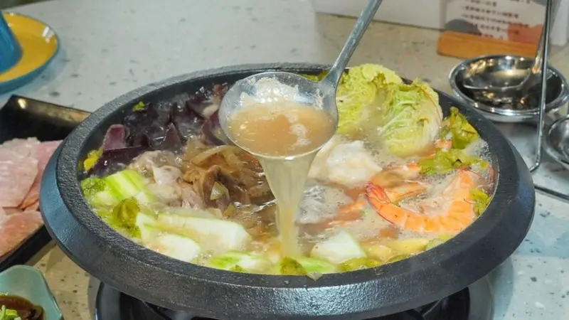 LINE_ALBUM_久桃石頭火鍋 二傻夫婦_250201_1.jpg