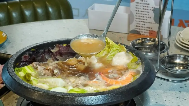 LINE_ALBUM_久桃石頭火鍋 二傻夫婦_250201_2.jpg