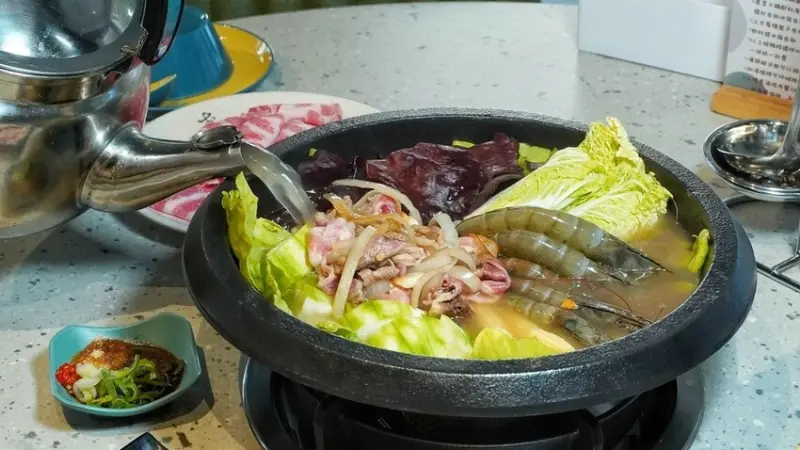 LINE_ALBUM_久桃石頭火鍋 二傻夫婦_250201_5.jpg