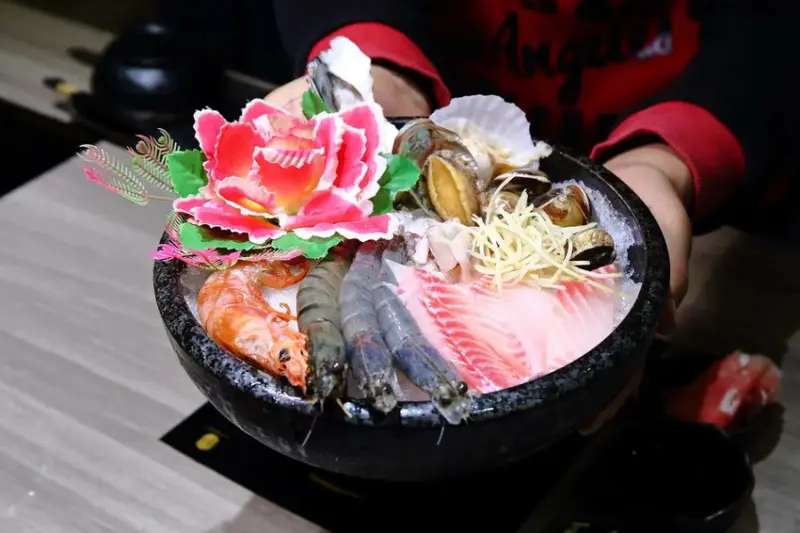 火車讚石頭火鍋，蘆洲超人氣石頭火鍋推薦！只要$389起整櫃蔬