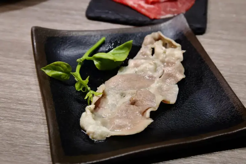 火車讚石頭火鍋，蘆洲超人氣石頭火鍋推薦！只要$389起整櫃蔬