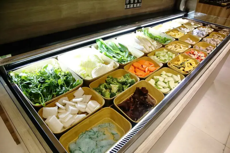 火車讚石頭火鍋，蘆洲超人氣石頭火鍋推薦！只要$389起整櫃蔬