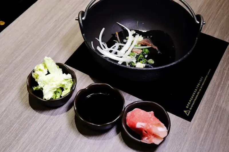 火車讚石頭火鍋，蘆洲超人氣石頭火鍋推薦！只要$389起整櫃蔬