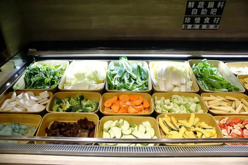 火車讚石頭火鍋，蘆洲超人氣石頭火鍋推薦！只要$389起整櫃蔬