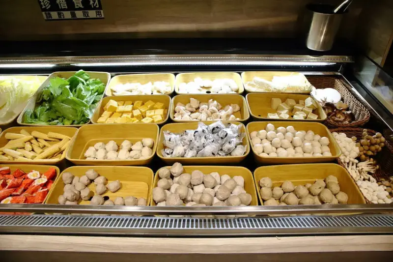 火車讚石頭火鍋，蘆洲超人氣石頭火鍋推薦！只要$389起整櫃蔬