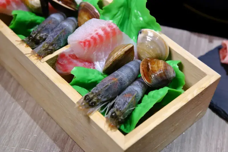 火車讚石頭火鍋，蘆洲超人氣石頭火鍋推薦！只要$389起整櫃蔬