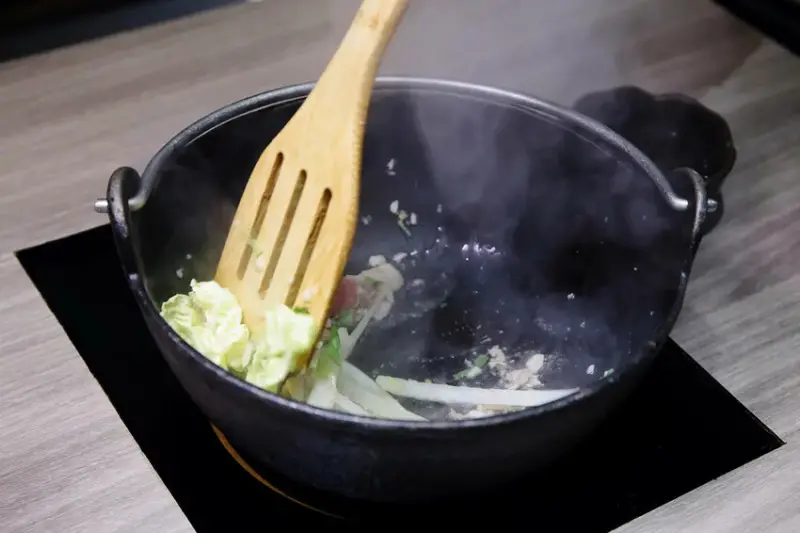 火車讚石頭火鍋，蘆洲超人氣石頭火鍋推薦！只要$389起整櫃蔬