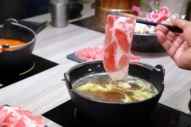 火車讚石頭火鍋，蘆洲超人氣石頭火鍋推薦！只要$389起整櫃蔬